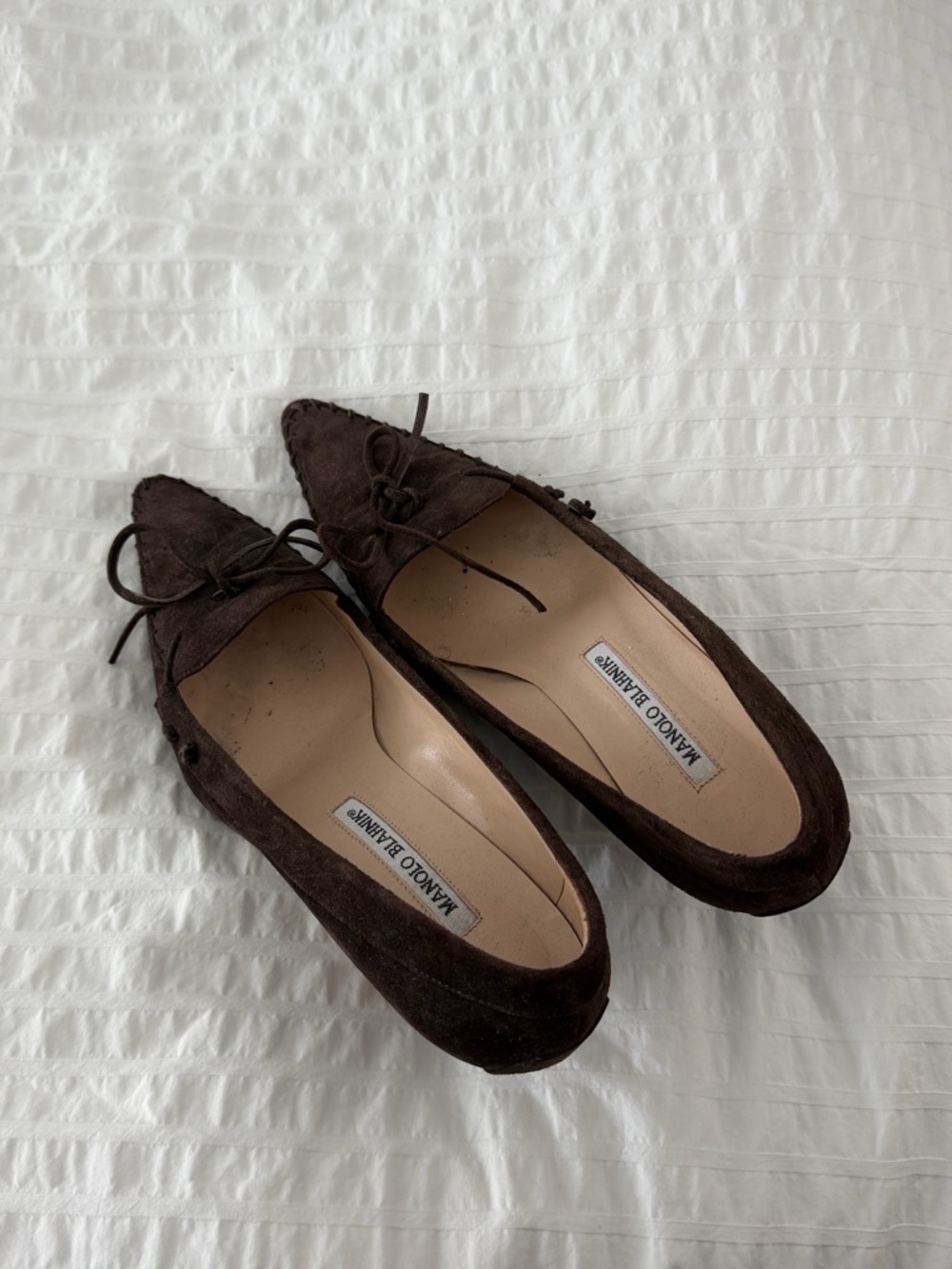 Manolo Blahnik Dark Brown Suede Pointed Toe Pumps with Bow - Picture 4 of 6